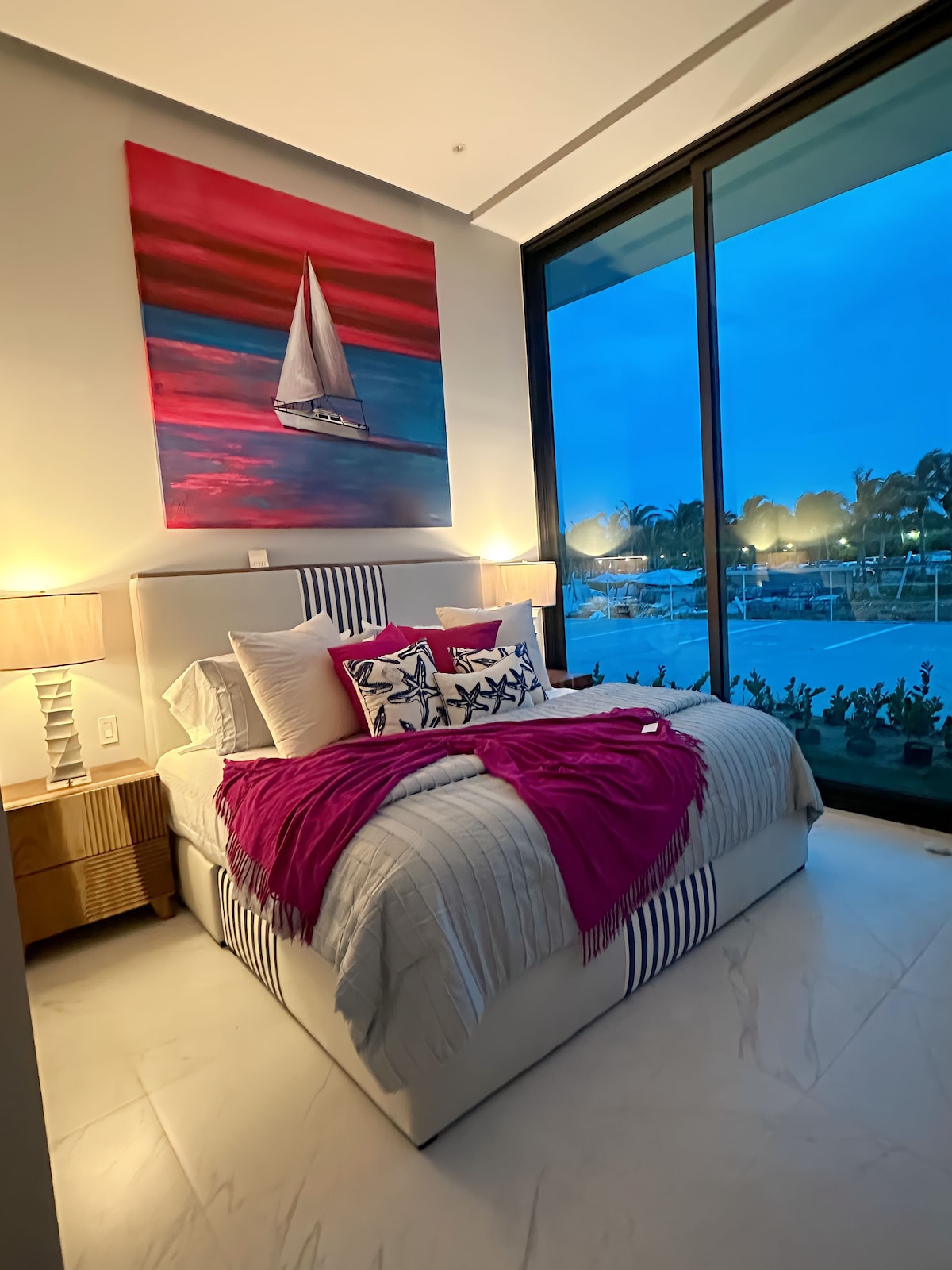 Chumba cha kulala cha Master na bafu.