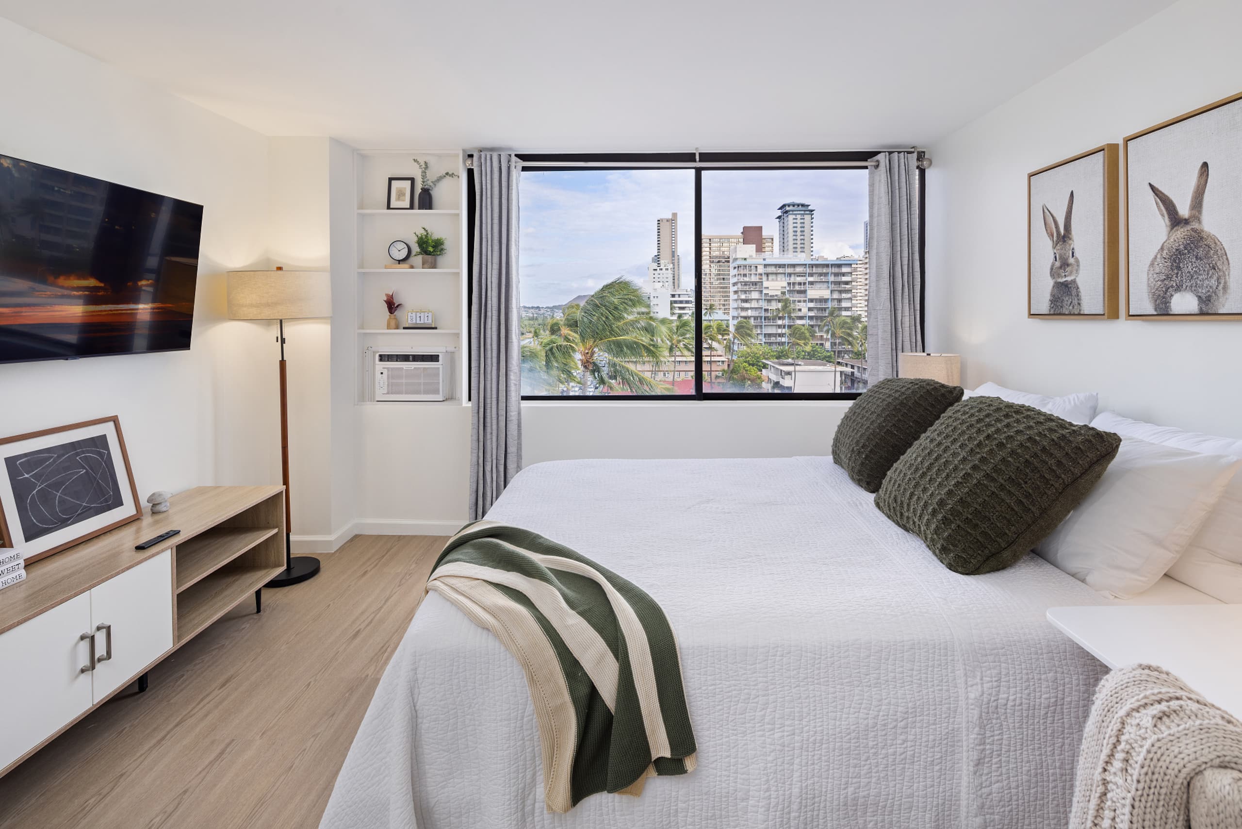 Cozy Waikiki Dream with Ala Wai View - Image 2
