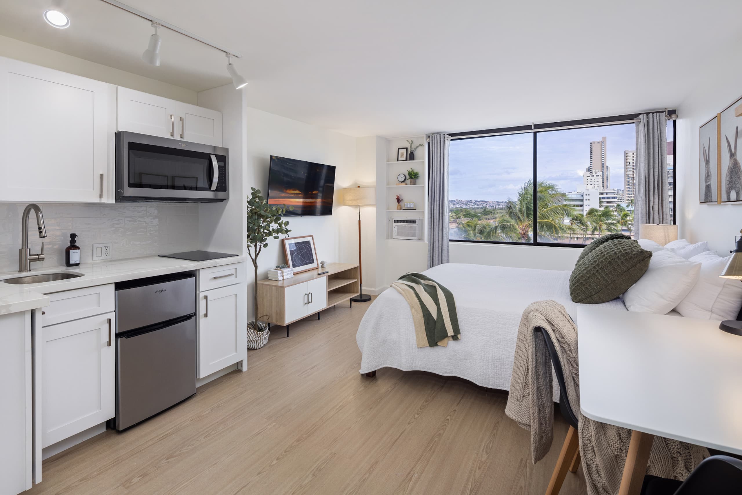 Cozy Waikiki Dream with Ala Wai View - Image 1