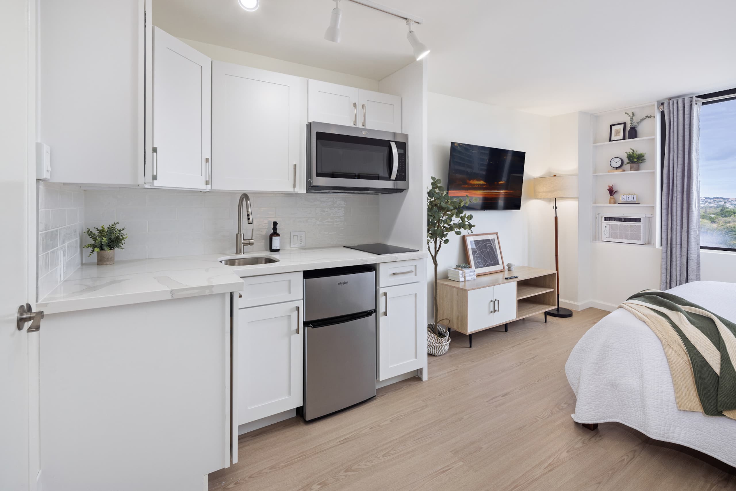 Cozy Waikiki Dream with Ala Wai View - Image 11