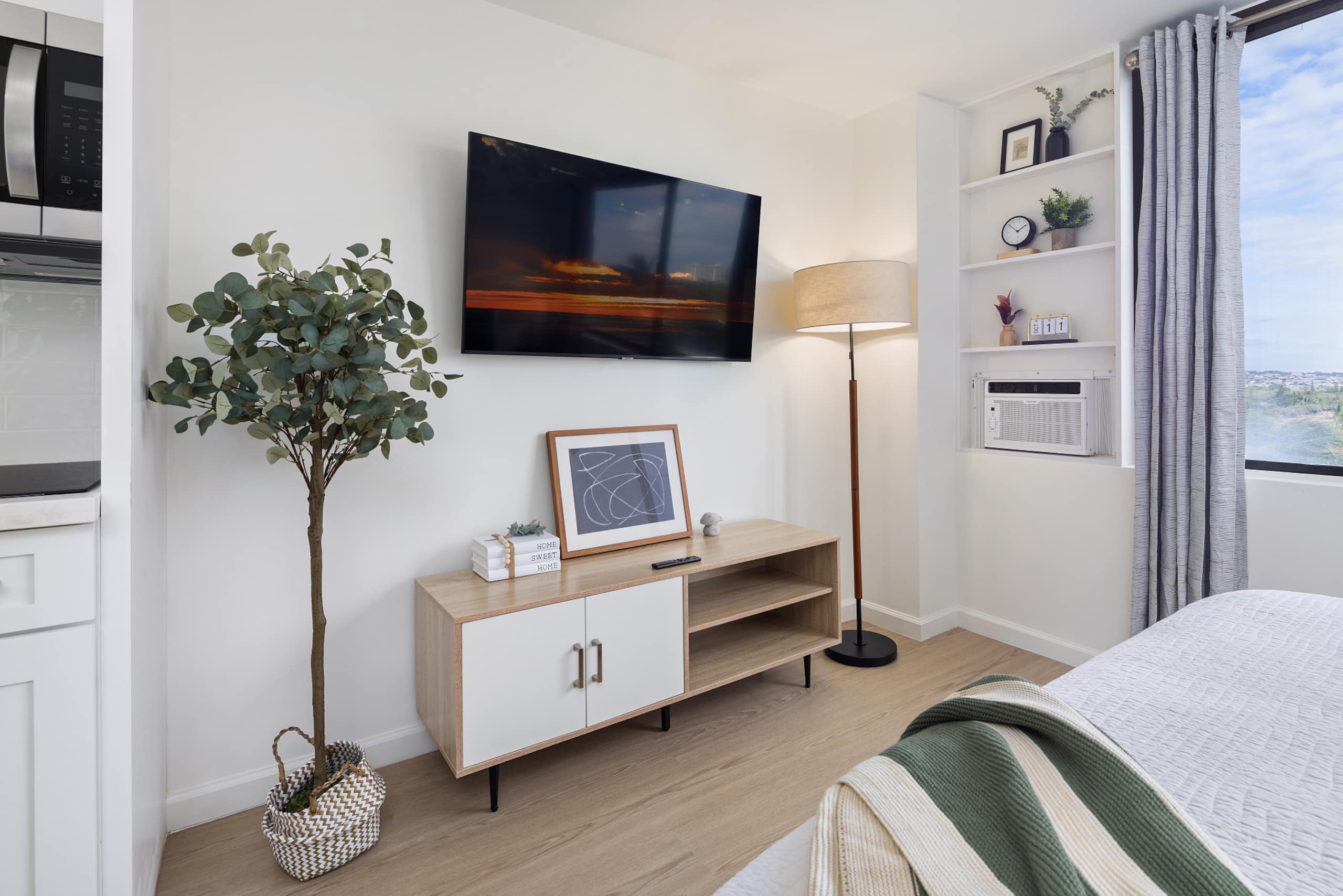 Cozy Waikiki Dream with Ala Wai View - Image 14