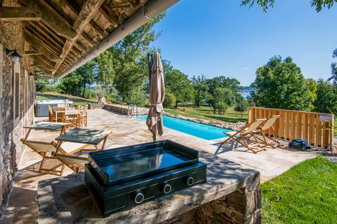 La Porcherie: Lakefront pool and private hot tub