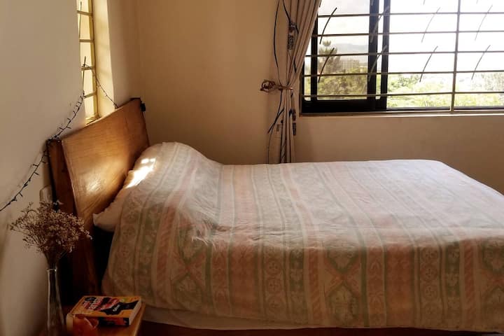 Მთავარი საძინებელი. ის ძალიან ნათელია და ტბის ხედიც იშლება