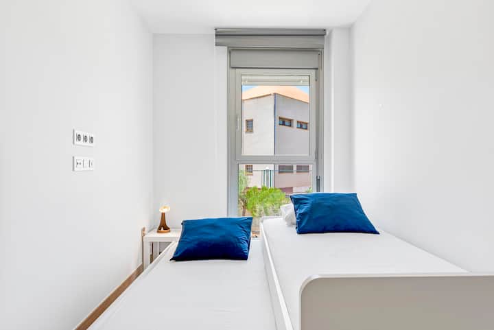 Tretia spálňa so stropným ventilátorom a samostatnými posteľami