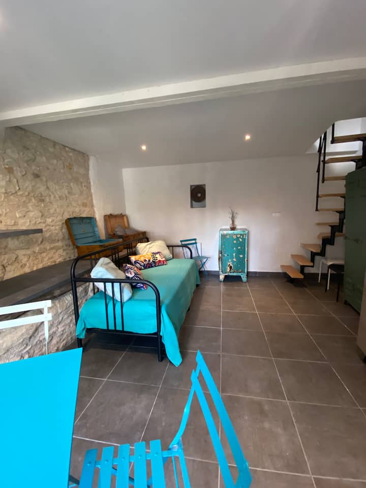 prostor za sjedenje i stepenice 