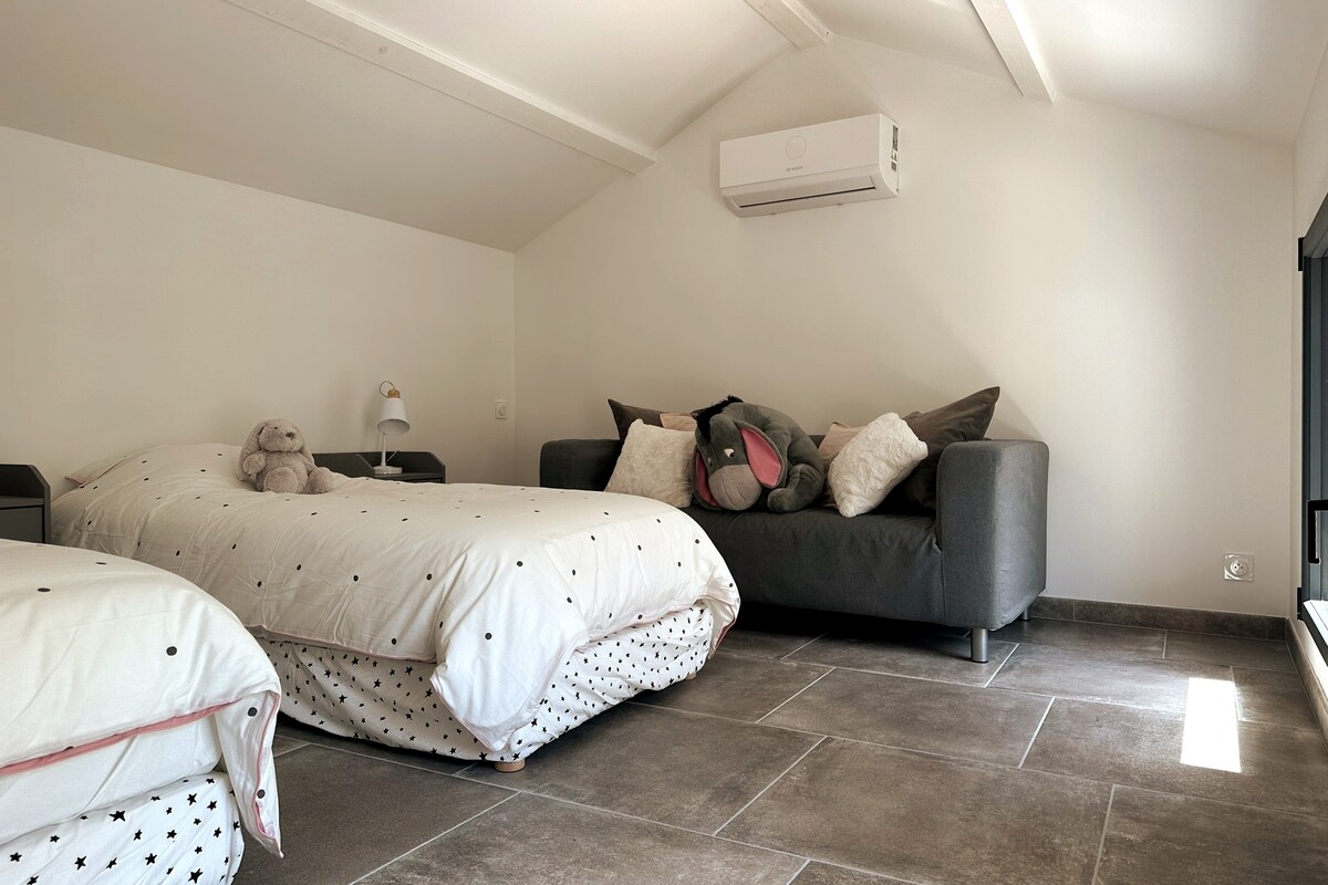 Habitación infantil con sofá para leer historias