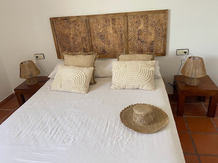 Room Suite 3-  Cala de Enmedio
Tem um banheiro dentro do próprio quarto. Cabeceira e bancadas de madeira maciça.
Labrid headboard e design de lâmpadas.