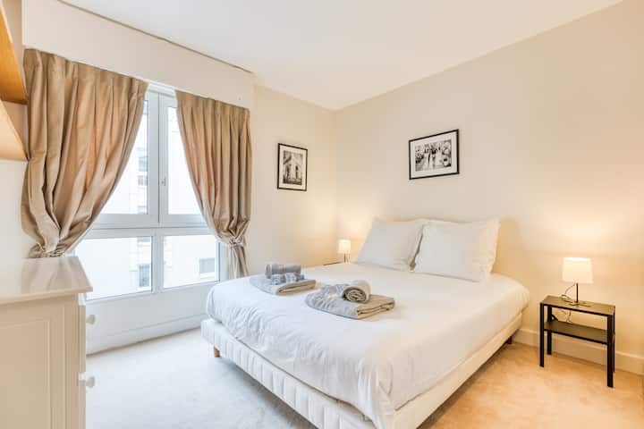 La chambre principale dispose d'un lit Queen et de stores et de rideaux occultants pour des nuits reposantes