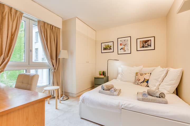 La chambre est équipé d'un lit simple ou double, d'une armoire, et d'un bureau.