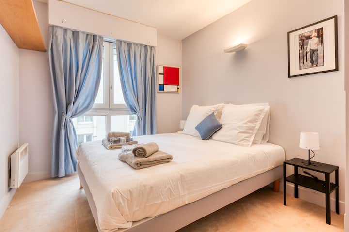 La chambre est équipée de stores et de rideaux occultants pour des nuits reposantes