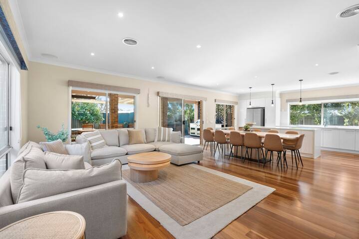 Surfside Haven – 100m to beach – sleeps 12!