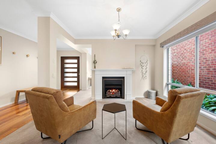 Surfside Haven – 100m to beach – sleeps 12! gallery image 2