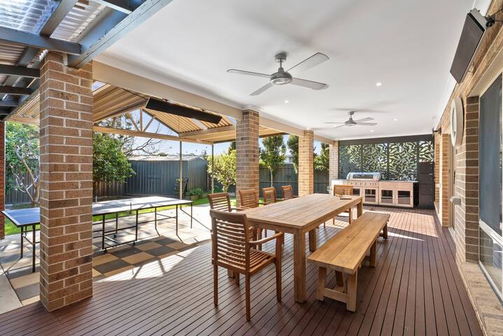 Surfside Haven – 100m to beach – sleeps 12! gallery image 3