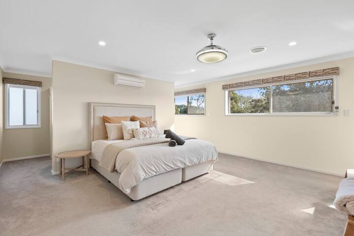 Surfside Haven – 100m to beach – sleeps 12! gallery image 5