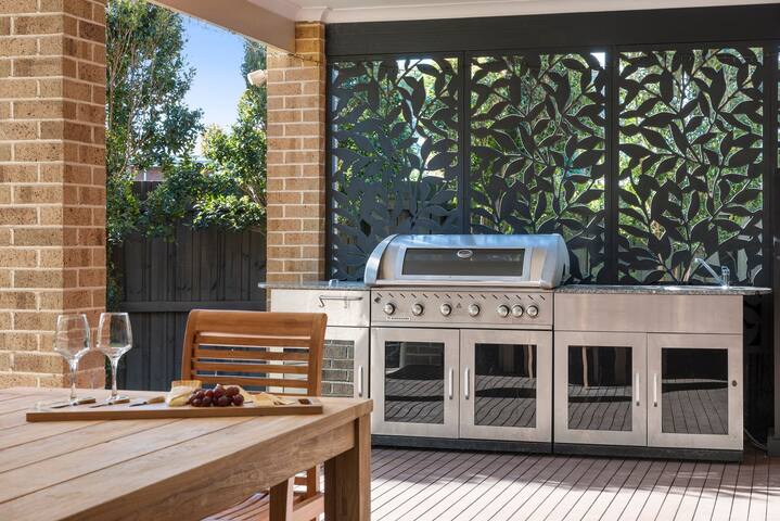 Surfside Haven – 100m to beach – sleeps 12! gallery image 4