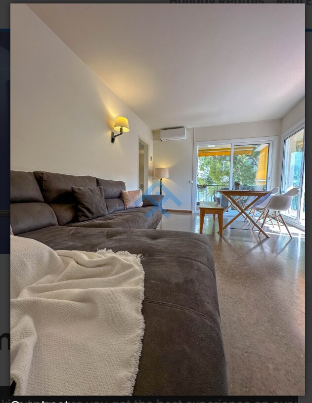 Chumba cha kulia chakula chenye viungo kilicho na kiyoyozi, mwanga mzuri na ufikiaji wa mtaro