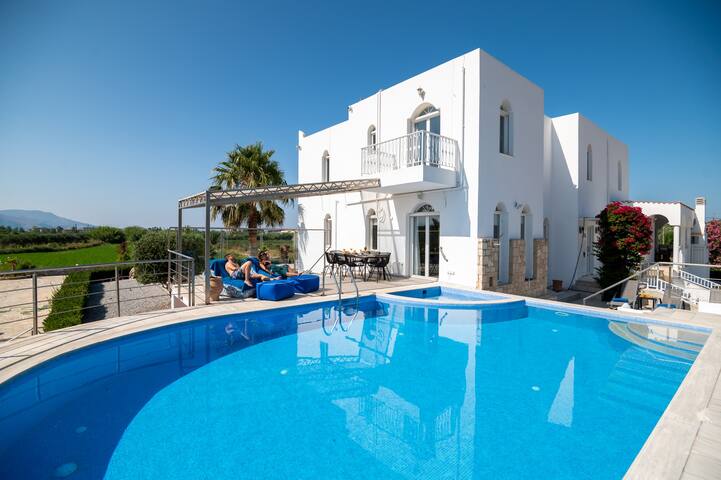 Santo Villa, walking distance to beach & amenities gallery image 2