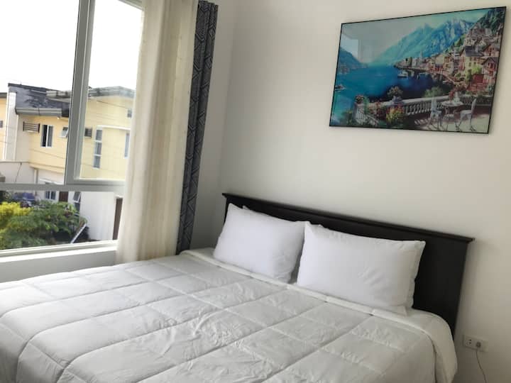 Главната спална соба на горниот кат со приватна бања и со ТОПОЛ и ЛАДЕН ТУШ