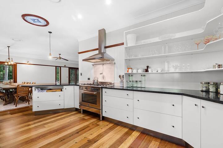 Noosa Hinterland: Spacious, BBQ, firepit, & pool gallery image 5