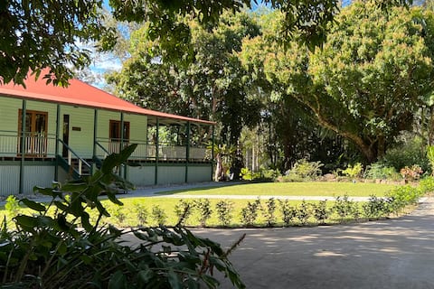 Noosa Hinterland: Spacious, BBQ, firepit, pool