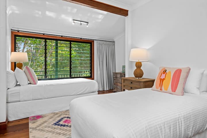 Spacious twin room fully screened and views to the garden
