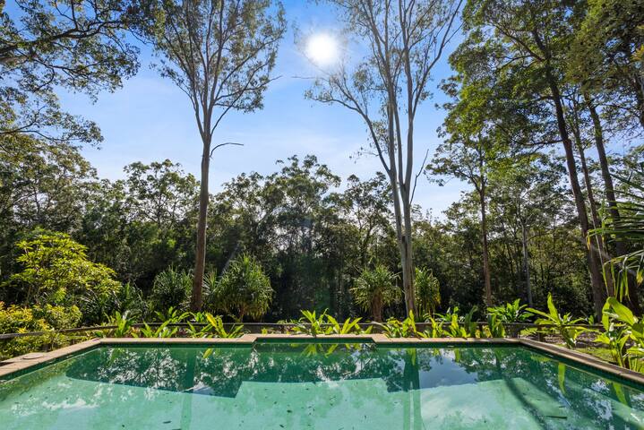Noosa Hinterland: Spacious, BBQ, firepit, & pool gallery image 2
