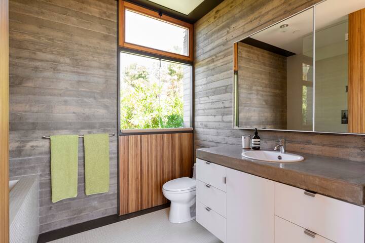 Saddle Peak House gallery image 4