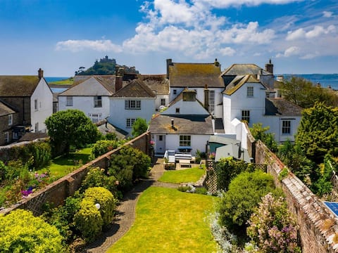 Beach Town House - Castle and Sea View + Parking