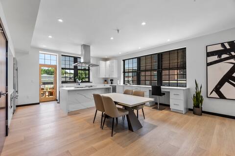 Luxury Downtown Apartment - 2,600 Sq Ft - Sleeps 7