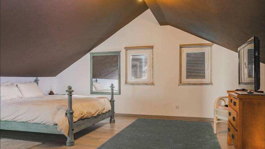 Oeiras Porto Salvo Spacious Five Bedroom Villa gallery image 2