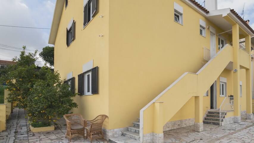 Oeiras Porto Salvo Spacious Five Bedroom Villa gallery image 4