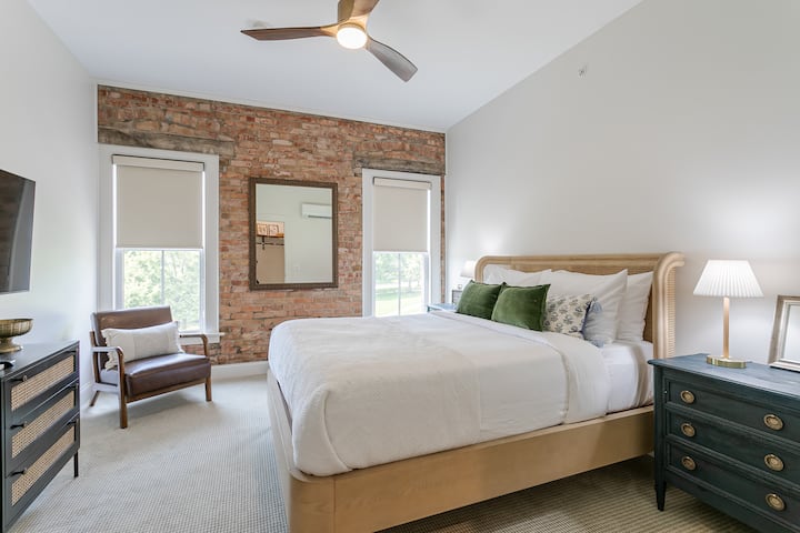 Queen guest suite with adjacent full bathroom and ultra soft linens!