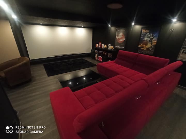 地下室有24平方米的电影室，配有150英寸屏幕