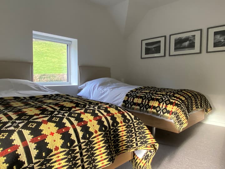 Cette chambre est généralement aménagée en chambre double, bien qu'elle puisse être changée en lit super king size si nécessaire. Les couvertures en tapisserie galloise sont utilisées en hiver et remplacées par des jets vintage en été.