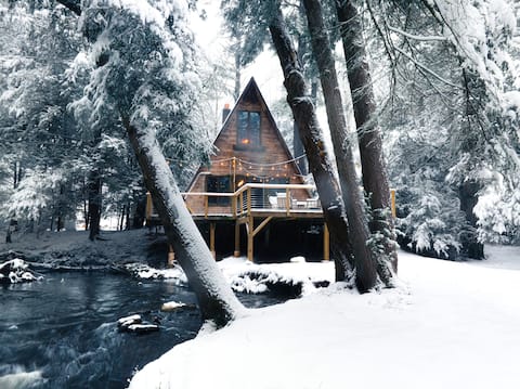 Romantic Fall A-Frame - River, Fire Pit, Forest