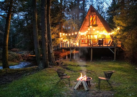 Romantic Fall A-Frame - River, Fire Pit, Forest
