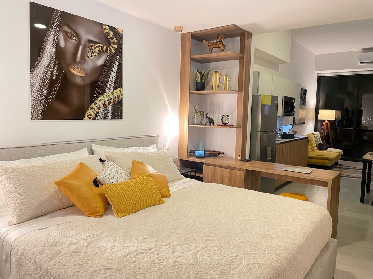 Una cama tamaño king, porque nunca tienes suficiente espacio para dormir bien.