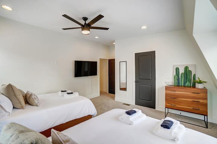 Dormitorio en el tercer piso con 2 camas tamaño queen, armario, TV y espejo de cuerpo entero