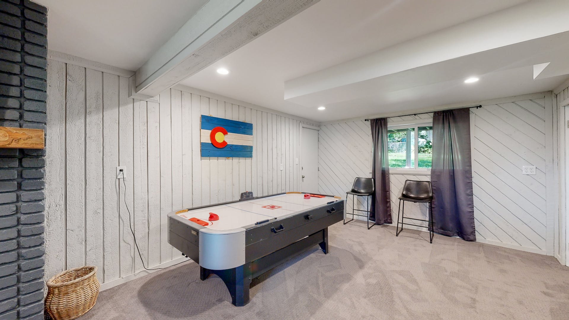 Cozy Four Bedroom Family Retreat with Yard and Air