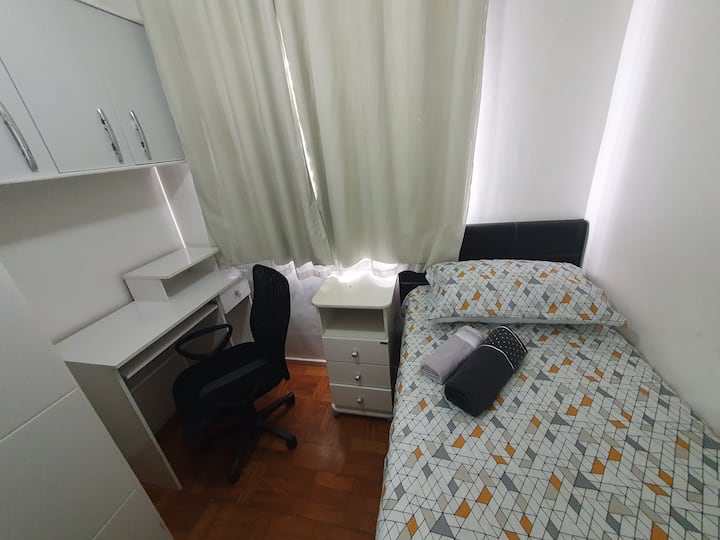 تحتوي الغرفة على أثاث مخطط له. مع مساحة صغيرة وكرسي يمكن استخدامهما كقاعدة للعمل. 