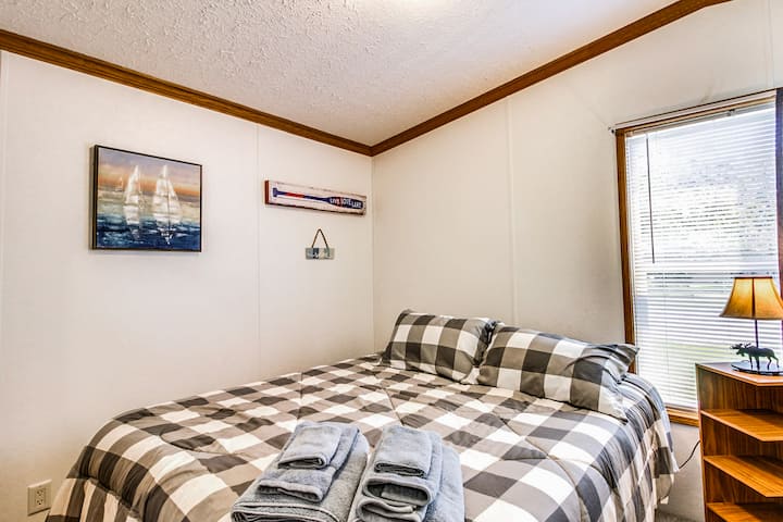 El dormitorio #2 cuenta con cama tamaño queen.