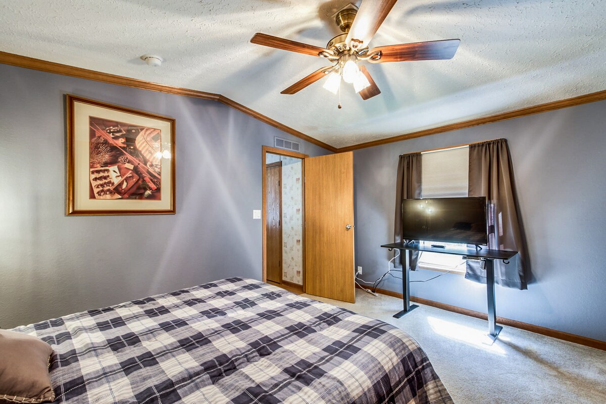 Masterbedroom ina dawati hili la juu/chini ambapo televisheni ni kwa ajili ya kituo cha kazi ikiwa inahitajika kwa ajili ya ukaaji wa muda mrefu.  Masterbath iko upande wa kulia wa picha hii.