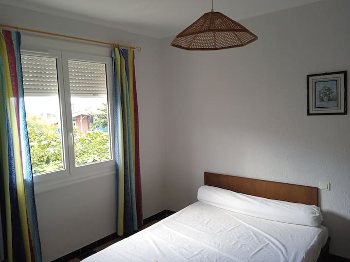 chumba cha kulala cha kwanza kikubwa chenye kitanda cha watu 2. Mwonekano mdogo wa bahari kutoka kwenye dirisha lako. Safisha Traversin, kifuniko cha godoro na vitambaa vya vitanda. Utakuja na mashuka yako