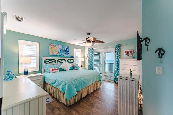 Glavna spavaća soba Gulf Front sa zasebnom kupaonicom. Klizna staklena vrata vode do trijema s mrežom. 