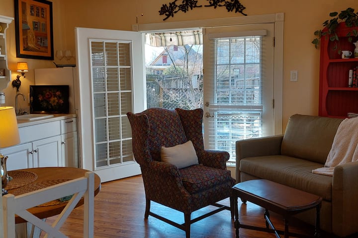 Garden Cottage With Jetted Tub - Little Rock, AR