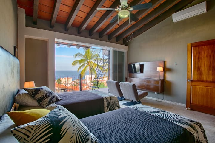 بدلة رئيسية ثانوية. تحتوي هذه الغرفة على خيار لسريرين مفردين أو سرير كينج. خيار، يتم مشاركة الحمام مع غرفة النوم/المكتب الثالث الأصغر