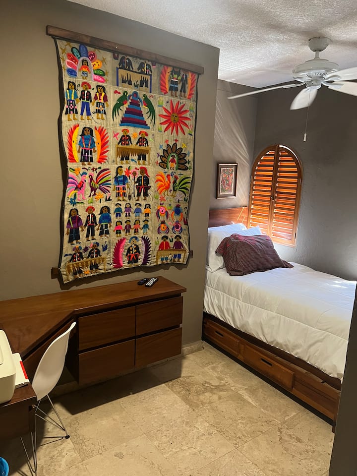 مكتب وغرفة واحدة. مع تلفزيون