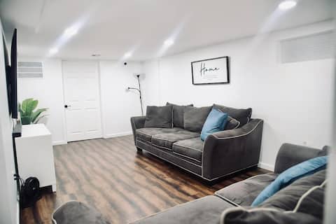 Charming 2BR Home with Modern Amenities Livingston