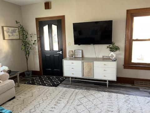Vintage 2 Bedroom Bungalow photo 1