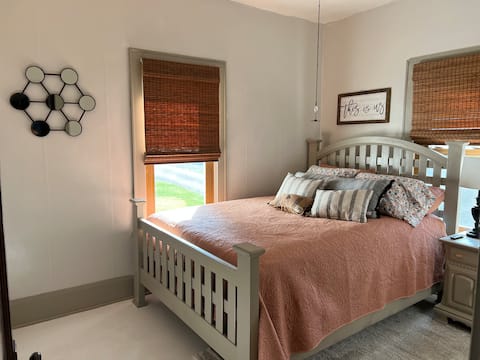 Vintage 2 Bedroom Bungalow photo 16